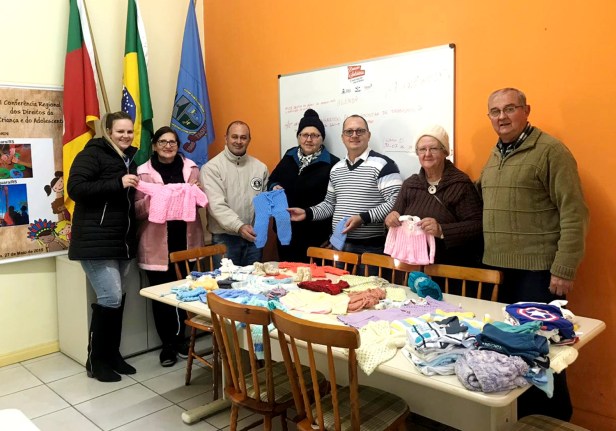 Casa do Artes+úo confecciona e doa roupinhas de beb+¬