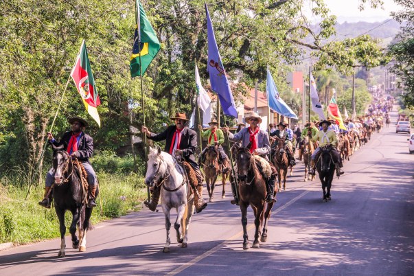 Desfiles pelas principais ruas da cidade