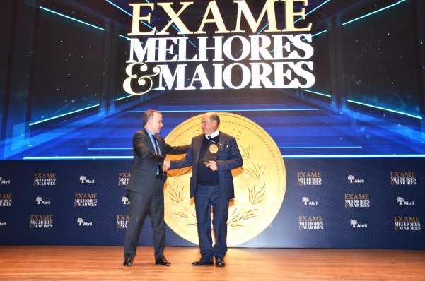 Beira Rio - Roberto Argenta presidente da Calcados Beira Rio S.A recebendo prêmio - Foto Nagila Rodrigues