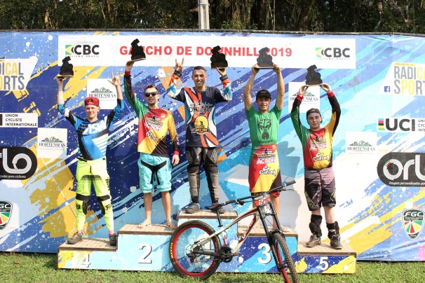 Pódio com três-coroenses