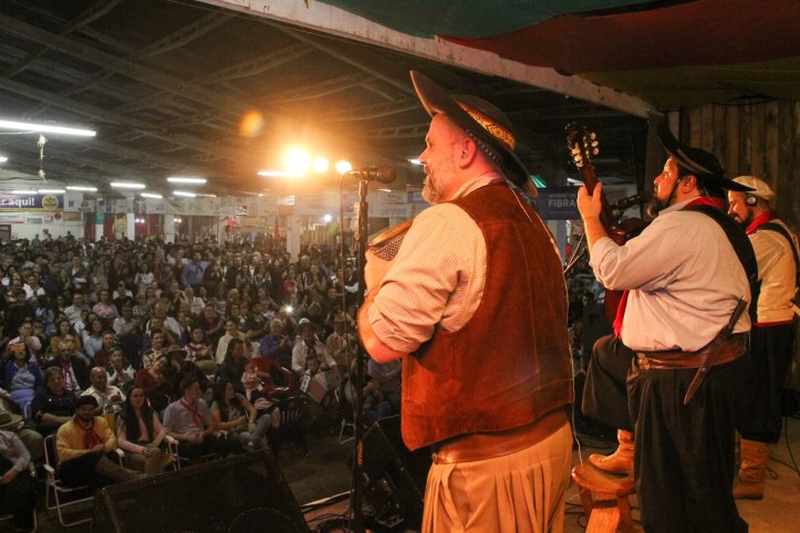 Taquara - Cantores renomados atraem os visitantes