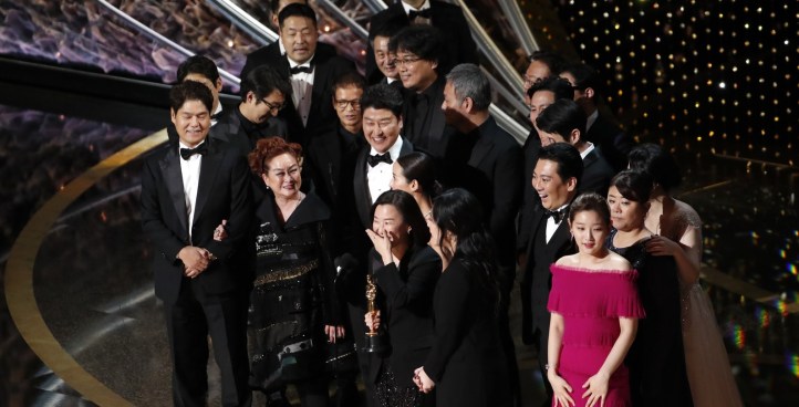 Elenco e equipe de 'Parasita' no palco para receber estatueta de melhor filme no Oscar 2020 — Foto Mario Anzuoni-Reuters