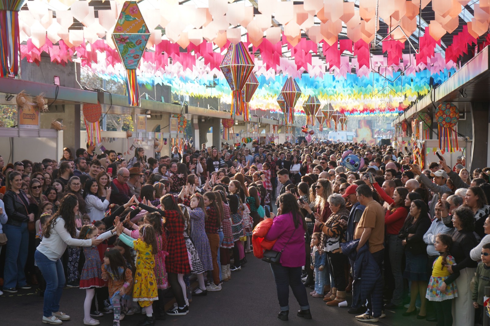 Arraial promete fim de semana com muita música, cultura e tradição na Rua Coberta em Campo Bom