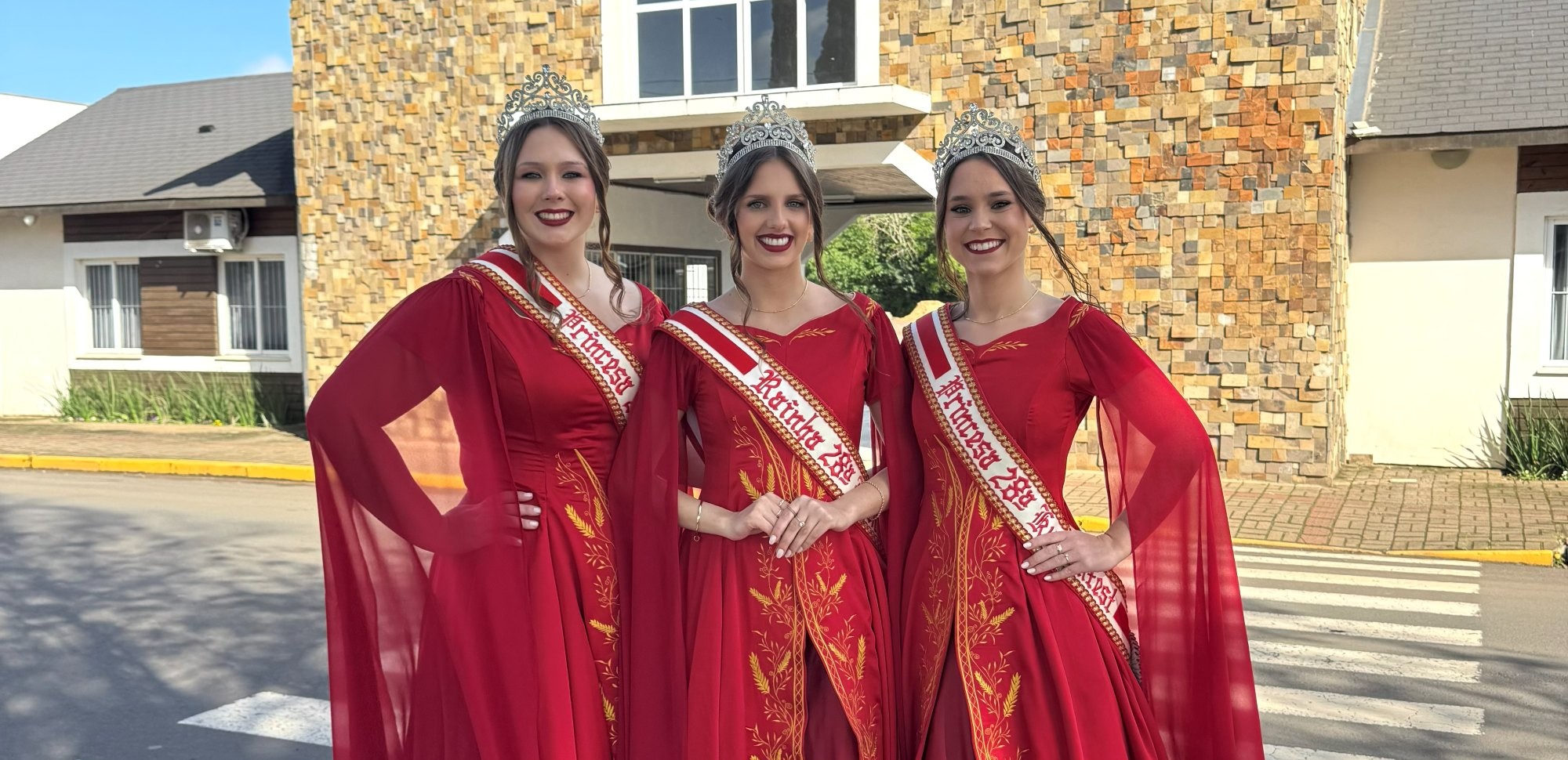 Corte da 28ª Kuchenfest apresenta trajes oficiais com referências à cultura e tradições de Rolante