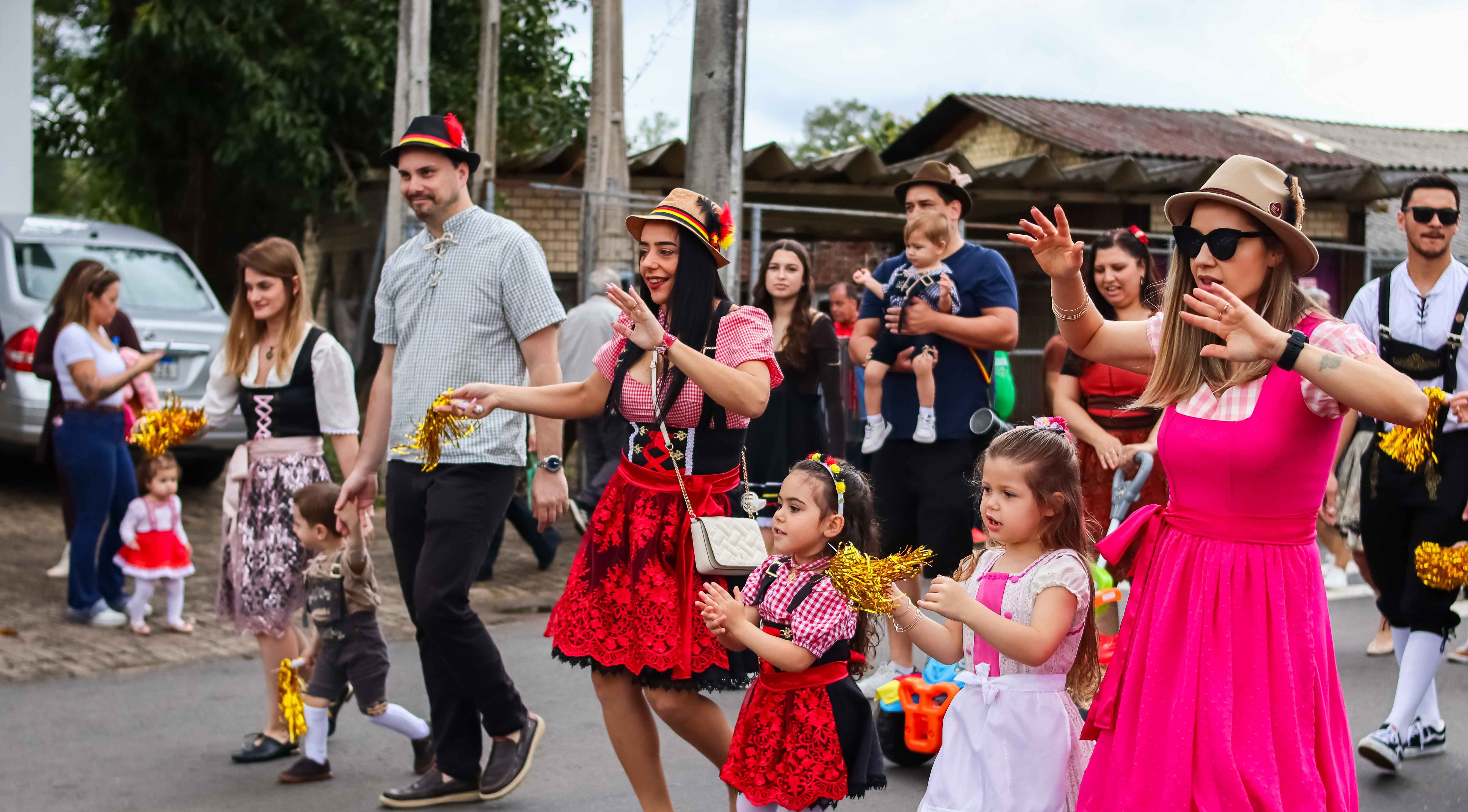 Desfile da 37ª Oktoberfest de Igrejinha celebra a história, a tradição e a alegria da festa