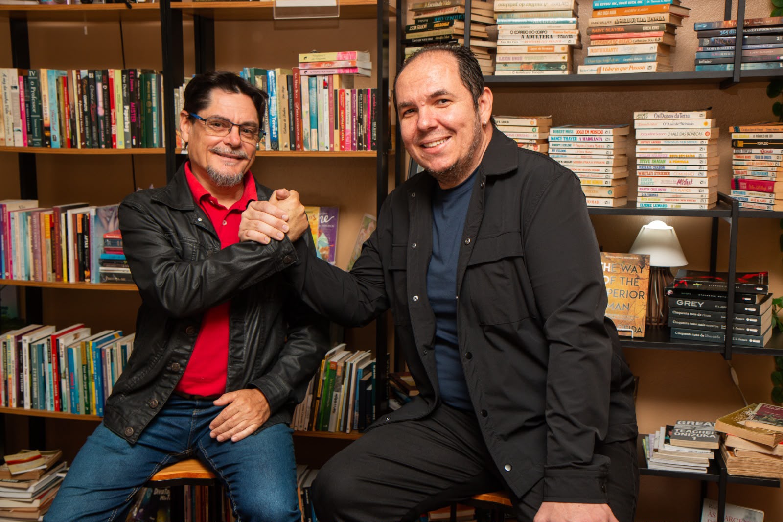 Escritores Silvio Juvenil Trein e Thiago Lacerda lançam suas novas obras em Três Coroas